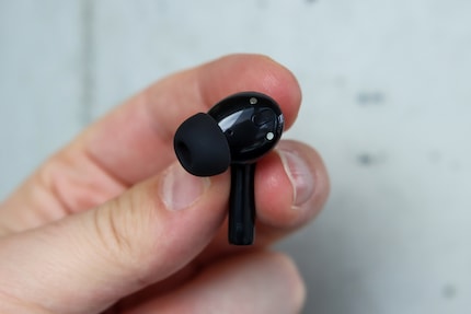 The sensor surfaces on the outside of the earbuds respond well to touch.