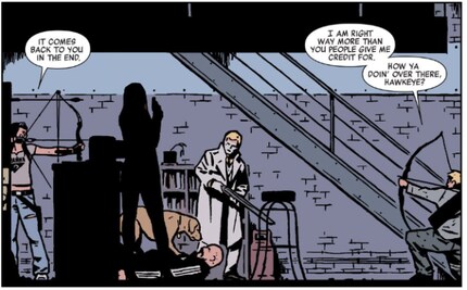 Kate und Clint stellen Kazi in den Comics.
