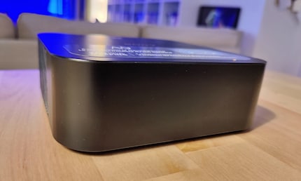 Sieht ein bisschen aus wie ein Receiver, die Sony-Box. Und nein, Knöpfe sind da keine.
