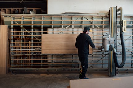 Diese Eichenplatte wird ein Eisenhorn-Schrank: Endless Wood produziert das Möbelstück zum Fitnessgerät.