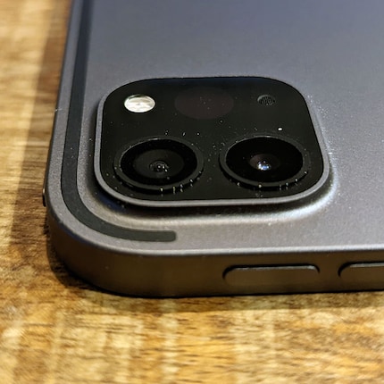 Hinten am iPad sind Antennen verbaut. Damit sie nicht das Metall durchdringen müssen, ist der Antennenstreifen aus einem anderen Material.