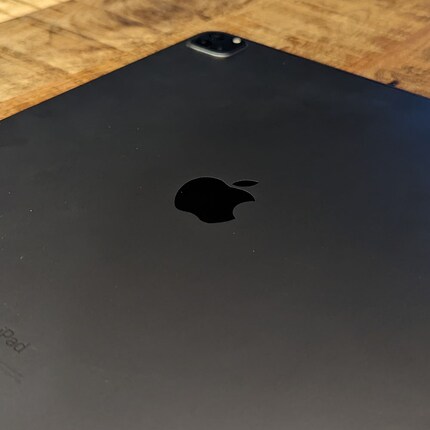 Das Apple-Logo soll nicht mehr aus Metall bestehen und so MagSafe ermöglichen.