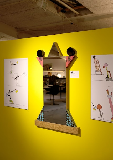 The Sottsass «Diva» mirror: the circles are for decorative purposes only.