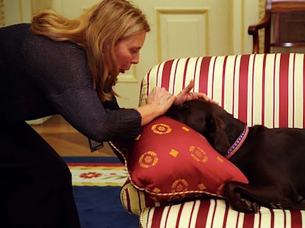 Joni Mitchell avec le chien de Bill Clinton. Source : Wikipedia, domaine public