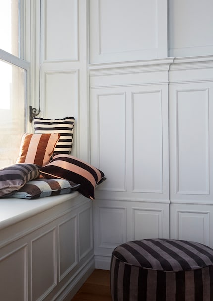 Kissen, Hocker oder Decke genügen und schon hast du eine neue Kuschelzone – mit Aussicht.