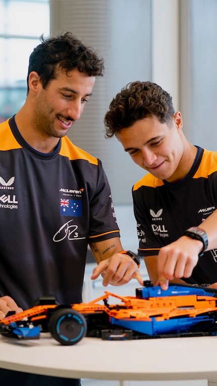 McLaren-Fahrer Daniel Ricciardo und Lando Norris haben ihre Freude am Lego-Modell.