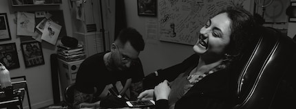 Mireille wird von Künstler Levente im Studio von Piink Basel tätowiert in XPan