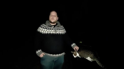 Screenshot aus einem Video in der Nacht gefilmt. Der Blitz dient als hartes Licht.
