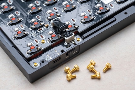 Die Schwesterplatine der Q1 ist mit einem Kabel an der Hauptplatine angeschlossen.