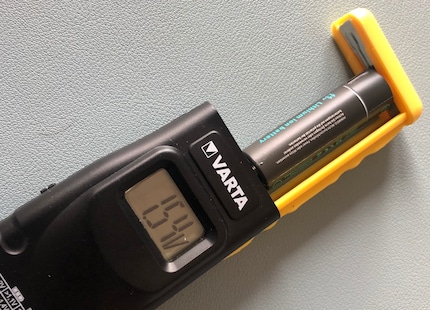 Spannungstest: Die Batterie von Pale Blue liefert solide 1,55 Volt. Eine Einwegbatterie schafft mehr, ein Standard-NiMh-Akku weniger.