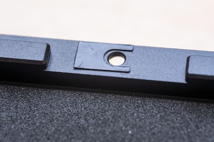 Dank den Stabilisatoren-Pads werden Schwingungen vom unteren Gehäuseteil nicht mehr an den oberen abgegeben.