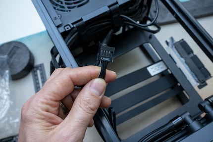 Le confort à l'état pur : non seulement tous les câbles sont déjà acheminés, mais les connecteurs en façade se présentent sous la forme d'un seul connecteur au lieu des nombreuses prises habituelles.