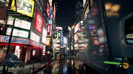 Leuchtreklamen und Spiegelungen dominieren optisch die Stadt. Da ihr immer Nachts oder bei Nebel unterwegs seid, kommt beides toll zur Geltung. Raytracing gibt's auf PS5 aber nur bei 30 Fps. - Quelle: PC Games