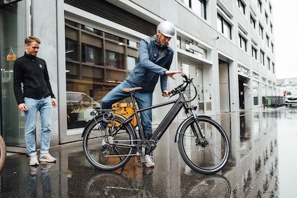 En selle : après avoir reçu toutes les informations, je commence ma première balade en vélo électrique.