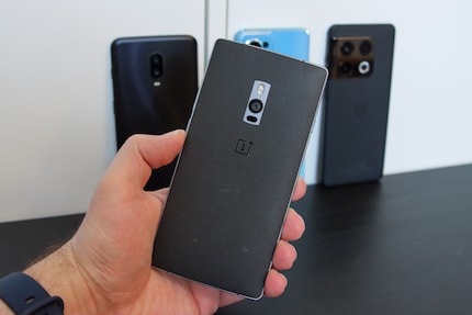 The OnePlus 2 was the last model with a Sandstone back. After that, grippy surfaces only came in the form of sleeves.