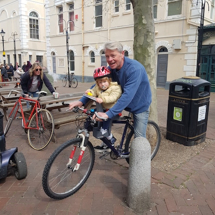 Paul fährt mit seiner Tochter Nellie Bee durch Margate – wenigstens sie mit Helm.