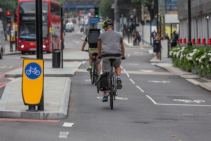 Rund die Hälfte aller Velofahrer:innen, die ich in England sah, hatte keinen Helm auf.