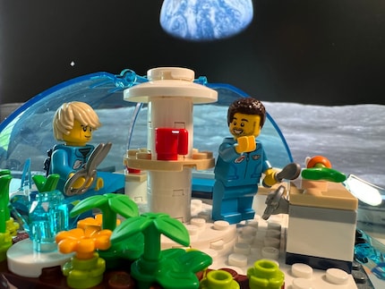 Im Labor herrscht entspannte Arbeitsatmosphäre. Womöglich gibt es zum Abendessen ja die erste Space-Karotte.