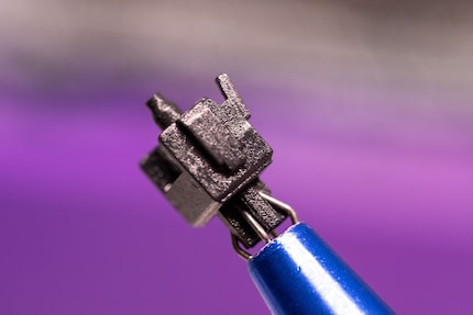 When lubricating in the master cup, the stem is evenly coated with grease.