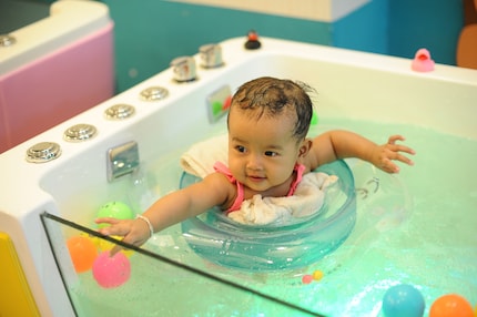 Tu pensais que le spa pour bébés était une invention de ma part ? Pas du tout ! Ça existe vraiment et il y en a même en Suisse.