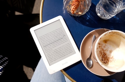 Mein mobiles Bücherregal hält mir im Gestell den Platz für schön gestaltete Magazine frei.