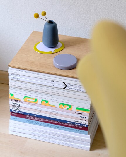 Ob als Couchtisch oder Beistelltisch neben dem Bett – Zeitschriftenstapel können sich sehen lassen.