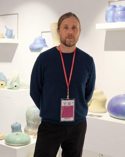 Daniel Cavey hat Keramik in Maryland studiert und lebt heute in der italienischen Region Emilia-Romagna.