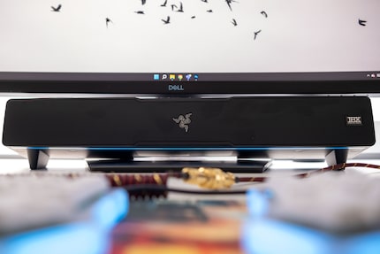 Dank ihrer kompakten Grösse passt die Soundbar unter meinen Monitor.