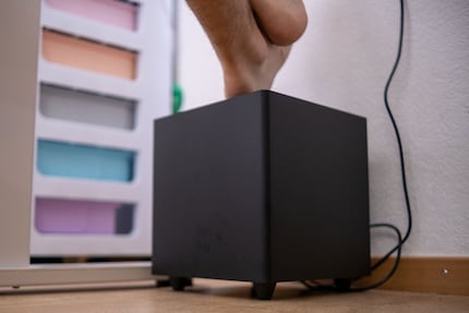 Der Subwoofer dient mir auch als Fussstütze.