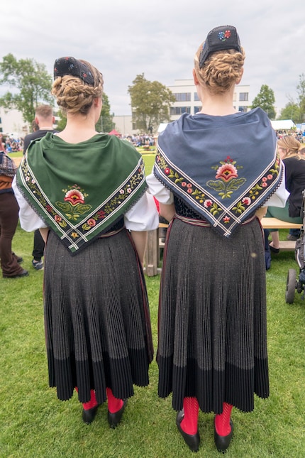 Zwei Ehrendamen in Tracht beim 106. Kantonalen Schwingfest Baselland in Oberwil.