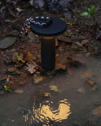 La lampe « Quasar » éclaire le chemin.