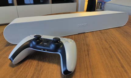 Grössenvergleich mit Game Controller. Du siehst: Allzu gross ist die Sonos Ray nicht.