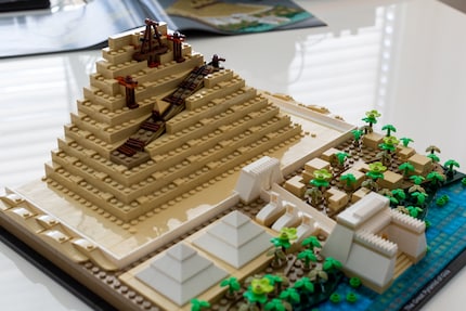 La pyramide de Khéops est encore en construction.