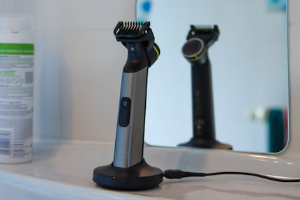 Le OneBlade Pro dans sa station de charge.
