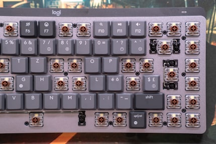 Unter den Keycaps verstecken sich die Schrauben zum Öffnen der Tastatur.