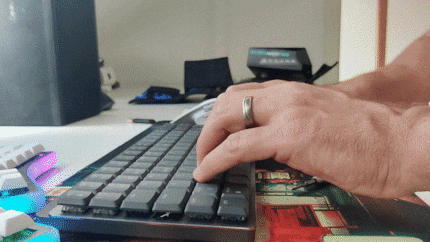 Ohne viel Kraftaufwand federt die MX Mechanical Mini – und nein: Das liegt nicht (nur) an der Deskmat.