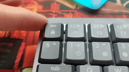 Die Switches haben sehr viel Spiel in alle Richtungen. Das dürfte auch beim Tippen spürbar sein.