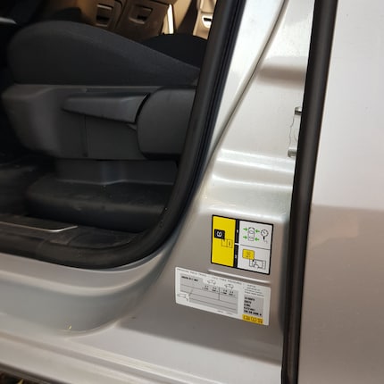 Before departure, it’s worth checking the tire pressure. You’ll usually find the relevant information inside the door.