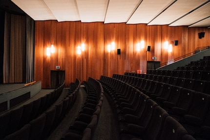 Mme Hegi s’assied rarement dans sa salle de cinéma.