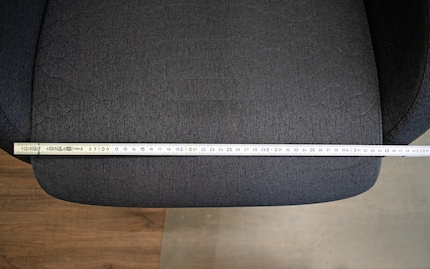 45 Zentimeter Sitzflächenbreite sind für einen XL-Stuhl etwas knapp bemessen.