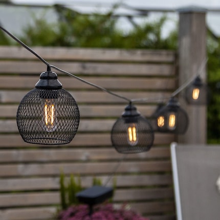 Peu importe la froideur des matériaux, les guirlandes lumineuses enveloppent les environs d’une chaude lumière. Photo : Star Trading