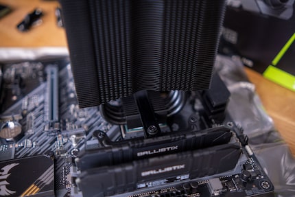 Die CPU-Lüfter von Bequiet montierst du in der Regel mit einem Querbalken auf der CPU.