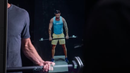 I prefer what it looks like on a black background. But you can also work out on the beach, in the mountains or in front of famous attractions.