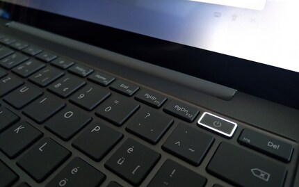 No face unlock, but a fingerprint sensor integrated in the power button.