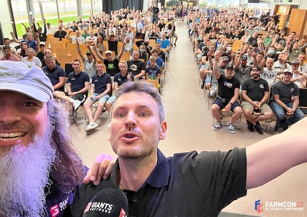 Martin nutzt seine Kollegen, hier mit Boris Stefan, gerne als «Reiseführer» an Landwirtschafts-Messen.