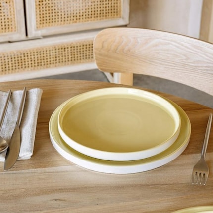Largement sous-estimée, bien que plutôt jolie : tout comme la vaisselle blanche, la vaisselle jaune clair est un rayon de soleil sur la table.