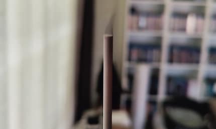 Even with a macro lens, I can barely get the thin frame in focus on the photo.