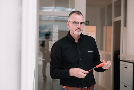 Christian erklärt die Produktion der Werkzeuge von PB Swiss Tools Schritt für Schritt.