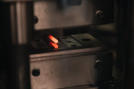 Auf 900 Grad wird die Spitze des Schraubenziehers erhitzt, bevor sie flachgedrückt wird.