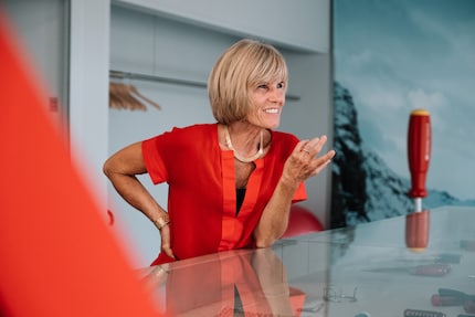Eva Jaisli ist nicht nur im Bürogebäude, sondern auch oft in der Produktion anzutreffen, um den persönlichen Kontakt mit allen 200 Mitarbeitenden zu pflegen.